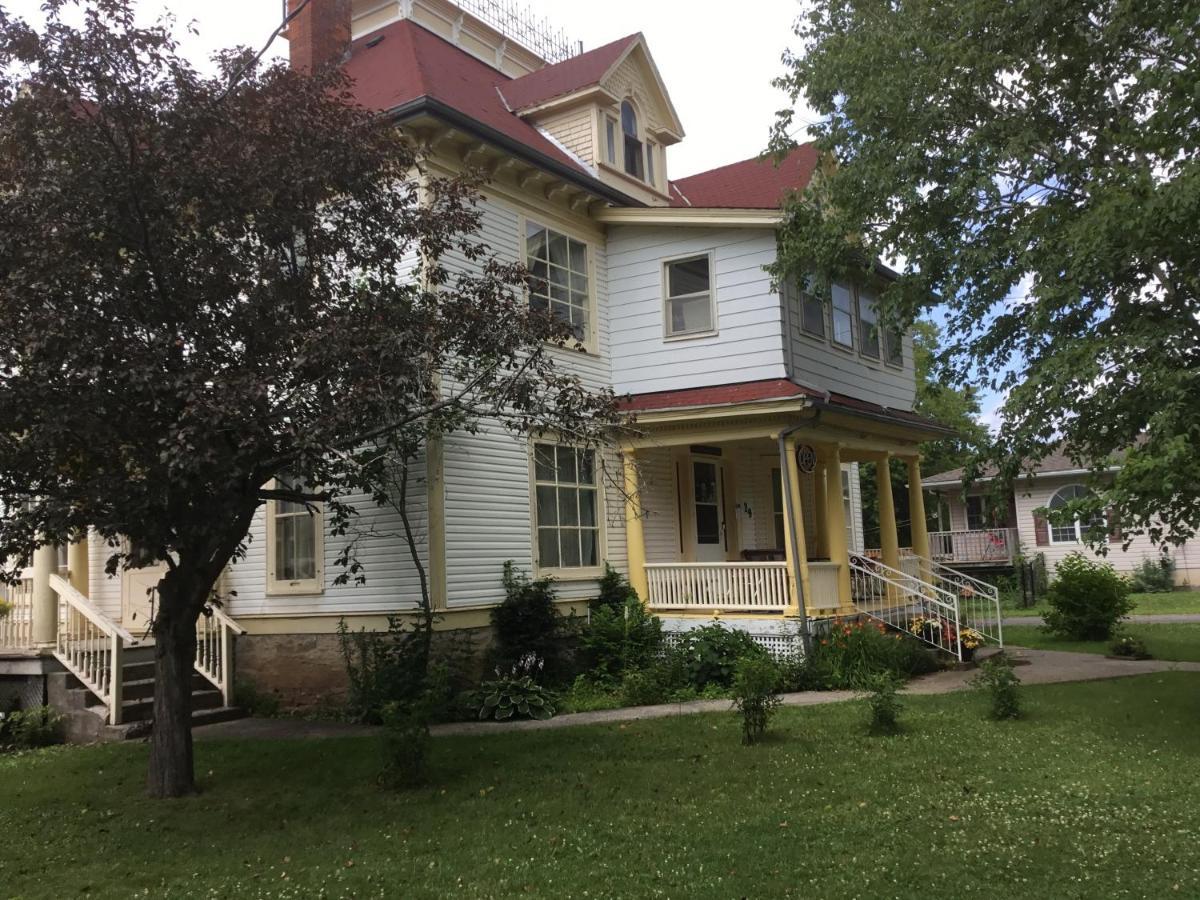 Marmora And Lake Inn And Victorian Diner Exterior photo